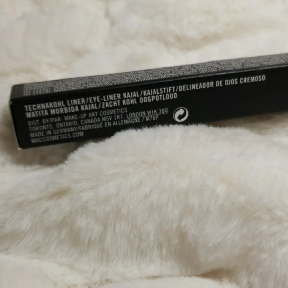 MAC // technakohl eyeliner bare asset